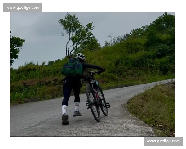 骑行男子路边歇息遇蹊跷：陌生女子强行推车被阻