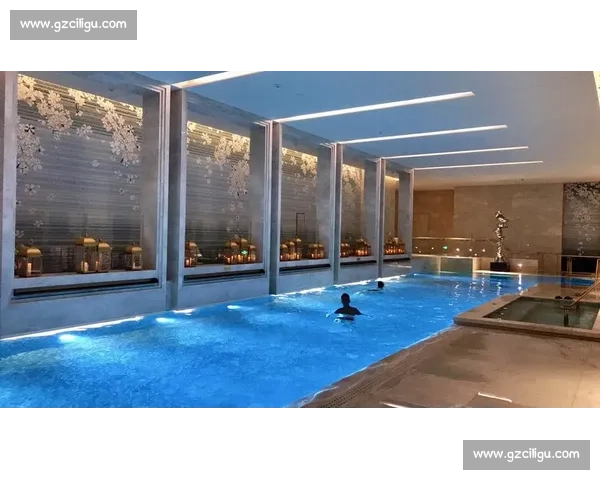 成都公司爆改泳池办公室：2 万元打造网红工位，深水区办公成职场新潮流