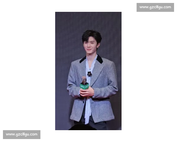 陈哲远泰国见面会 C 位登场，与高层合影尽显国际巨星风范